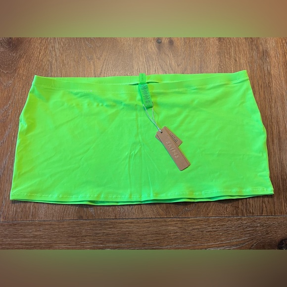 SKIMS Neon Green Long Sleeve Crop Top and Mini Skirt Set - Picture 7 of 9